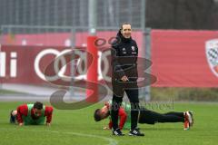 2. Bundesliga - Fußball - FC Ingolstadt 04 - erstes Training mit Interimstrainer Roberto Pätzold, lacht, Verlierer machen Liegestütze