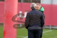 2. Bundesliga - Fußball - FC Ingolstadt 04 - erstes Training mit neuem Trainer, Jens Keller, am Spielfeldrand unterhalten sich Vorsitzender des Vorstandes Peter Jackwerth (FCI) und Berater Thomas Linke