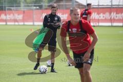 2. Bundesliga - Fußball - FC Ingolstadt 04 - Trainingsauftakt - neue Saison 2018/2019 - hinten Cheftrainer Stefan Leitl (FCI)