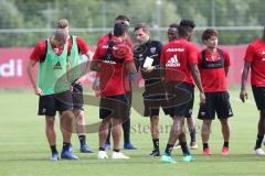 2. Bundesliga - Fußball - FC Ingolstadt 04 - Trainingsauftakt - neue Saison 2018/2019 - Cheftrainer Stefan Leitl (FCI) gibt Leibchen aus, Darío Lezcano (11, FCI)