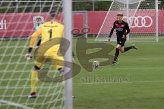 A-Junioren Bundesliga - U19 FC Ingolstadt 04 - Eintracht Frankfurt - rechts Jalen Hawkins (10 FCI) stürmt zum Tor, Torwart Max Hinke (1 Frankfurt)