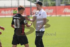 B-Junioren - Bundesliga - FC Ingolstadt 04 - SV Wehen Wiesbaden 0:1 - Trainer Roberto Pätzold enttäuscht, Abstieg, hängende Köpfe mit Sadri Pacoli