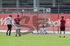 B-Junioren - Bundesliga - FC Ingolstadt 04 - SV Wehen Wiesbaden 0:1 - Trainer Roberto Pätzold enttäuscht, Abstieg, hängende Köpfe, Torwart Lukas Brandl sitzt am Tor