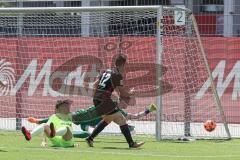 B-Junioren - Bundesliga - FC Ingolstadt 04 - SV Wehen Wiesbaden 0:1 - Imre Pardi (FCI) knapp am Tor vorbei, Torwart Bennet Schroeder (SVW) pariert