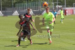 B-Junioren - Bundesliga - FC Ingolstadt 04 - SV Wehen Wiesbaden 0:1 - Abdul Bangura (FCI) vor dem Tor, rechts kommt Konstantin Felix Becker (SVW)