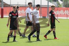 B-Junioren - Bundesliga - FC Ingolstadt 04 - SV Wehen Wiesbaden 0:1 - Trainer Roberto Pätzold enttäuscht, Abstieg, hängende Köpfe