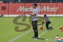 B-Junioren - Bundesliga - FC Ingolstadt 04 - SV Wehen Wiesbaden 0:1 - Trainer Roberto Pätzold und hinten Co-Trainer Thomas Karg enttäuscht