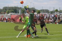 B-Junioren - Bundesliga - FC Ingolstadt 04 - SV Wehen Wiesbaden 0:1 - Torwart Bennet Schröder (SVW) kommt an den Ball, rechts Tizian Hampel (FCI) und Sadri Pacolli (FCI) kommen zu spät