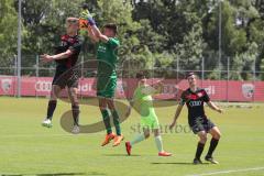 B-Junioren - Bundesliga - FC Ingolstadt 04 - SV Wehen Wiesbaden 0:1 - Paul Kalischko (FCI) kommt zu spät, Torwart Bennet Schroeder (SVW) fängt den Ball