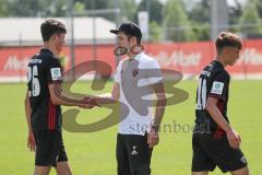 B-Junioren - Bundesliga - FC Ingolstadt 04 - SV Wehen Wiesbaden 0:1 - Trainer Roberto Pätzold enttäuscht, Abstieg, hängende Köpfe mit Merlin Röhl