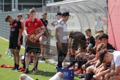 B-Junioren - Bundesliga - FC Ingolstadt 04 - SV Wehen Wiesbaden 0:1 - Trainer Roberto Pätzold enttäuscht, Abstieg, hängende Köpfe