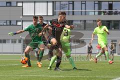 B-Junioren - Bundesliga - FC Ingolstadt 04 - SV Wehen Wiesbaden 0:1 - Frederic Benedix (FCI) läuft am Tor am Ball vorbei, Torwart Bennet Schroeder (SVW)