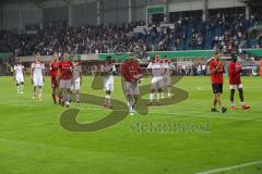 DFB-Pokal - SC Paderborn 07 - FC Ingolstadt 04 - Spiel ist aus, Ingolstadt ausgeschieden, enttäuschte Gesichter, bedanken sich bei den mitgereisten Fans, Robert Leipertz (13, FCI) Frederic Ananou (2, FCI) Thorsten Röcher (29 FCI)