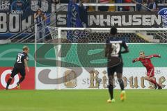 DFB-Pokal - SC Paderborn 07 - FC Ingolstadt 04 - Zolinski, Ben (Paderborn 31) im Alleingang zu Torwart Marco Knaller (16, FCI), kein Tor