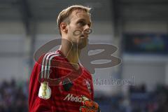 DFB-Pokal - SC Paderborn 07 - FC Ingolstadt 04 - Spiel ist aus, Ingolstadt ausgeschieden, enttäuschte Gesichter, bedanken sich bei den mitgereisten Fans, Torwart Marco Knaller (16, FCI)