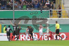 DFB-Pokal - SC Paderborn 07 - FC Ingolstadt 04 - Tor 2:0 Torwart Marco Knaller (16, FCI) keine Chance Stefan Kutschke (20, FCI) Marvin Matip (34, FCI) Jubel Michel, Sven (Paderborn 11) Bernard Tekpetey (Paderborn 37)