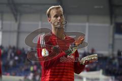 DFB-Pokal - SC Paderborn 07 - FC Ingolstadt 04 - Spiel ist aus, Ingolstadt ausgeschieden, enttäuschte Gesichter, bedanken sich bei den mitgereisten Fans, Torwart Marco Knaller (16, FCI)