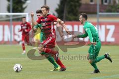 Regionalliga Bayern - U21 FC Ingolstadt 04 II - 1. FC Schweinfurt 05 - Paul Grauschopf (FCI) im Angriff, verfolgt von rechts Marco Fritscher (Schweinfurt)