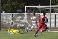 Regionalliga Bayern - FC Ingolstadt 04 II - FC Bayern 2 - Torwart Fabijan Buntic (FCI 1) bekommt Tor nach 13 Sekunden von Wriedt Kwasi Okyere (FCB), Paul Grauschopf (FCI) kommt zu spät