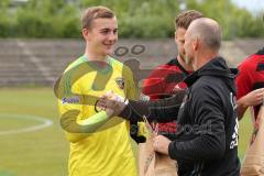 Regionalliga Bayern - U21 FC Ingolstadt 04 II - 1. FC Schweinfurt 05 - links Florian Rauh wird verabschiedet von Roland Reichel