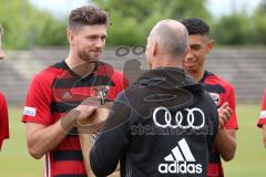 Regionalliga Bayern - U21 FC Ingolstadt 04 II - 1. FC Schweinfurt 05 - Patrick Hasenhüttl (FCI 9) wird verabschiedet von Roland Reichel