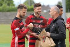 Regionalliga Bayern - U21 FC Ingolstadt 04 II - 1. FC Schweinfurt 05 - Arjon Kryeziu links wird verabschiedet von Roland Reichel