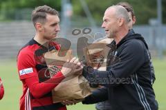 Regionalliga Bayern - U21 FC Ingolstadt 04 II - 1. FC Schweinfurt 05 - Amar Suljic links wird verabschiedet von Roland Reichel