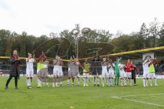 3. Liga - Fußball - SG Sonnenhof Großaspach - FC Ingolstadt 04 - 1:5 Auswärtssieg, Team feiert mit den mitgereisten Fans, hüpfen springen Jubel