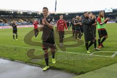 3. Liga - Fußball - Eintracht Braunschweig - FC Ingolstadt 04 - Das Team bedankt sich bei den Fans, Stefan Kutschke (30, FCI) Fatih Kaya (9, FCI) Dennis Eckert Ayensa (7, FCI) Maximilian Wolfram (8, FCI) Björn Paulsen (4, FCI) Fatih Kaya (9, FCI)