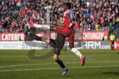 3. Liga - Würzburger Kickers - FC Ingolstadt 04 - Dennis Eckert Ayensa (7, FCI) gegen Leroy Kwadwo (5 Würzburg)