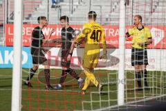 3. Liga - Würzburger Kickers - FC Ingolstadt 04 - Dennis Eckert Ayensa (7, FCI) kassiert rote Karte und wird vom Schiedsrichter in die Kabine geschickt, Filip Bilbija (35, FCI) Torwart Vincent Müller (40 Würzburg)