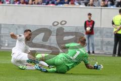 3. Liga - Fußball - KFC Uerdingen - FC Ingolstadt 04 - Fatih Kaya (9, FCI) stößt min Torwart Königshofer Lukas (KFC 1) zusammen und bekommt die gelbe Karte