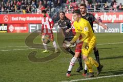 3. Liga - Würzburger Kickers - FC Ingolstadt 04 - Torwart Vincent Müller (40 Würzburg) fängt Ball vor Filip Bilbija (35, FCI)