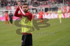 3. Liga - Hallescher FC - FC Ingolstadt 04 - Die Spieler bedanken sich nach dem Spiel bei den mitgereisten Fans, Fatih Kaya (9, FCI)