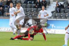 3. Liga - Fußball - SG Sonnenhof Großaspach - FC Ingolstadt 04 - Filip Bilbija (35, FCI) will durch die Abwehr, Julian Leist (5 SG) Schuß