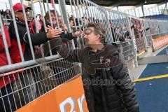 3. Liga - Fußball - Eintracht Braunschweig - FC Ingolstadt 04 - Cheftrainer Jeff Saibene (FCI) bedankt sich bei den Fans