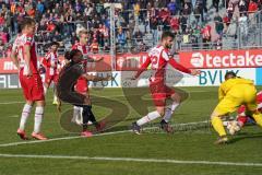 3. Liga - Würzburger Kickers - FC Ingolstadt 04 - Caniggia Ginola Elva (14, FCI) scheitert an Torwart Vincent Müller (40 Würzburg)