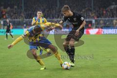 3. Liga - Fußball - Eintracht Braunschweig - FC Ingolstadt 04 - Filip Bilbija (35, FCI) Zweikampf Benjamin Kessel