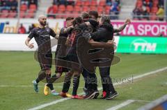 3. Liga - Hallescher FC - FC Ingolstadt 04 - Tor Caniggia Ginola Elva (14, FCI) 0:1, Jubel mit Stefan Kutschke (30, FCI) und Dennis Eckert Ayensa (7, FCI) laufen zum Trainer Cheftrainer Jeff Saibene (FCI) und Co-Trainer Carsten Rump (FCI) Nico Antonitsch 