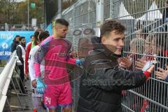 3. Fußball-Liga - Saison 2019/2020 - SV Waldhof Mannheim - FC Ingolstadt 04 - Die Spieler bedanken sich bei den mitgereisten Fans Dennis Eckert Ayensa (#7,FCI)  - Torwart Fabijan Buntic (#24,FCI)  - Foto: Stefan Bösl