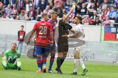 3. Liga - Fußball - KFC Uerdingen - FC Ingolstadt 04 - Fatih Kaya (9, FCI) stößt min Torwart Königshofer Lukas (KFC 1) zusammen und bekommt die gelbe Karte