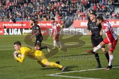 3. Liga - Würzburger Kickers - FC Ingolstadt 04 - Torwart Vincent Müller (40 Würzburg) fängt Ball vor Filip Bilbija (35, FCI)