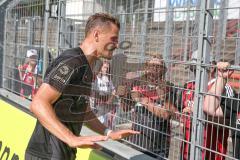 3. Fußball-Liga - Saison 2019/2020 - FC Victoria Köln - FC Ingolstadt 04 - Stefan Kutschke (#30,FCI)  spricht mit den Fans - Foto: Meyer Jürgen