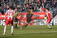 3. Liga - Würzburger Kickers - FC Ingolstadt 04 - Schuß Dennis Eckert Ayensa (7, FCI) Sebastian Schuppan (27 Würzburg) Leonard Langhans (17 Würzburg)