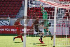 3. Liga - FSV Zwickau - FC Ingolstadt 04 - Ali Odabas (4 Zwickau) Torwart Brinkies Johannes (1 Zwickau) hält vor Stefan Kutschke (30, FCI)