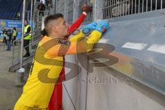 3. Fußball-Liga - Saison 2019/2020 - MSV Duisburg - FC Ingolstadt 04 - Die Spieler bedanken sich bei den Fans  -Torwart Fabijan Buntic (#24,FCI) - Foto: Meyer Jürgen