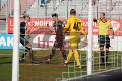 3. Liga - Würzburger Kickers - FC Ingolstadt 04 - Dennis Eckert Ayensa (7, FCI) kassiert rote Karte und wird vom Schiedsrichter in die Kabine geschickt, Filip Bilbija (35, FCI) Torwart Vincent Müller (40 Würzburg)