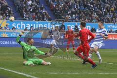 3. Fußball-Liga - Saison 2019/2020 - MSV Duisburg - FC Ingolstadt 04 - Dennis Eckert Ayensa (#7,FCI)  - Leo Weinkauf Torwart (#1 Duisburg) - Foto: Meyer Jürgen