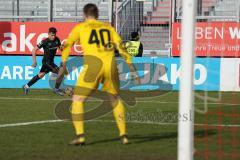 3. Liga - Würzburger Kickers - FC Ingolstadt 04 - Dennis Eckert Ayensa (7, FCI) Torwart Vincent Müller (40 Würzburg)