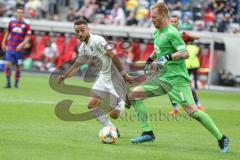 3. Liga - Fußball - KFC Uerdingen - FC Ingolstadt 04 - Fatih Kaya (9, FCI) kommt zu spät an den Ball, Torwart Königshofer Lukas (KFC 1)